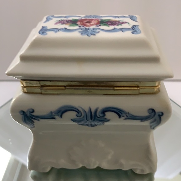Southern Heirloom music box, Elizabeth Arden - Picture 5 of 8